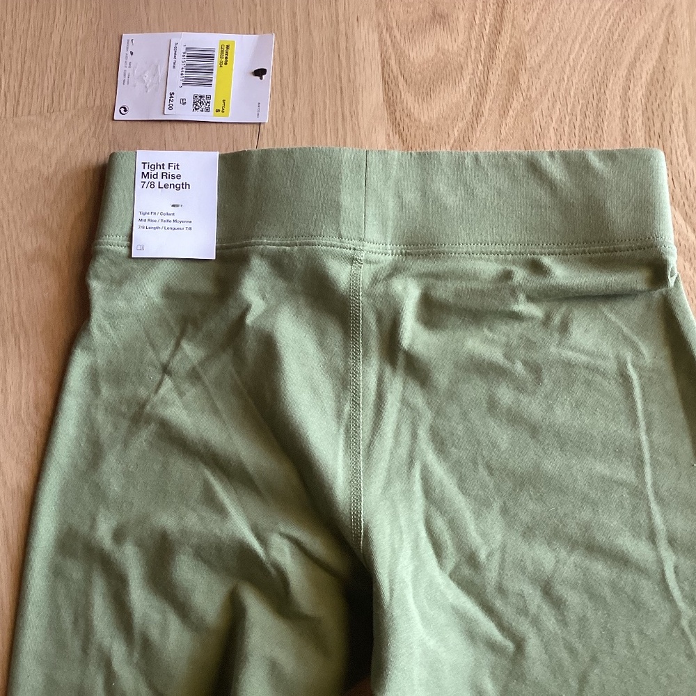 NWT $42  Women's Nike  Tight Fit Mid Rise 7/8 Length  Celery Green  Small